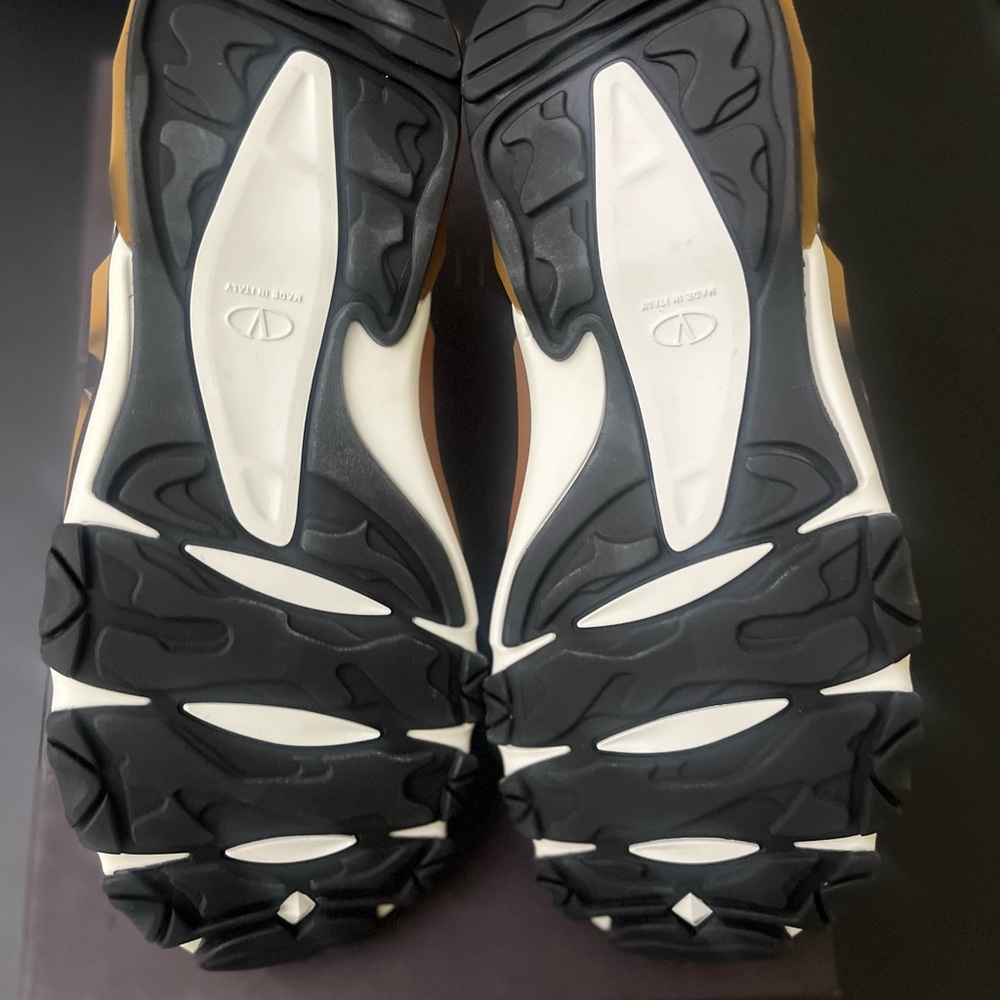 Valentino Garavani VLogo Bounce Sneaker - Picture 8 of 10